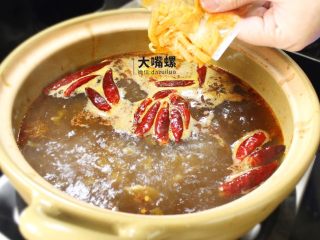 11、暴爽花甲鸭脚煲丨大嘴螺,香味飘散之后，依次放入酸笋、酸豆角、木耳