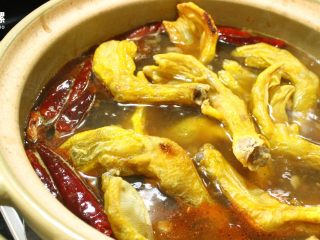 12、暴爽花甲鸭脚煲丨大嘴螺,将炸好的鸭脚放入瓦煲中