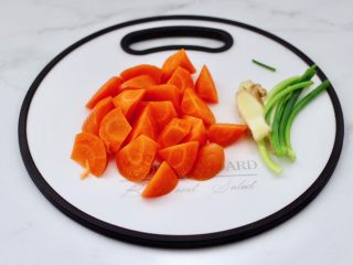 3、榛蘑胡萝卜鸡汤,把胡萝卜洗净切成滚刀块。