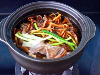 9、榛蘑胡萝卜鸡汤,再放入炖鸡调料的调料,最后把浸泡榛蘑的水和榛蘑也一起倒入砂锅里。