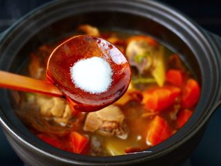 13、榛蘑胡萝卜鸡汤,加入适量的盐调味。