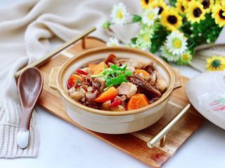 16、榛蘑胡萝卜鸡汤,滋补养生又健康。