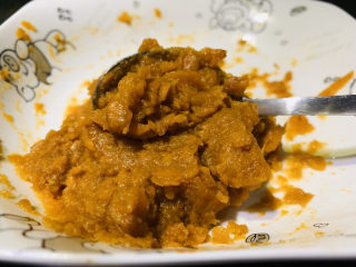 7、红薯圆子,趁热压成薯泥；