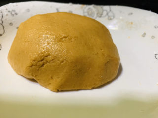 11、红薯圆子,将木薯淀粉和红薯泥揉成团；