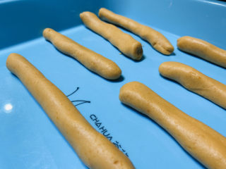 12、红薯圆子,掰小块，搓成长条状；