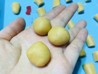 14、红薯圆子,用手搓成红薯圆子；