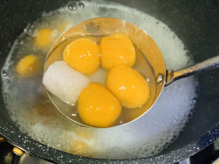 17、红薯圆子,圆子上浮，就可以捞起来了；