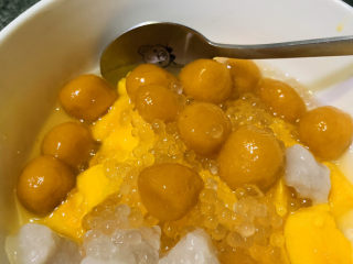 18、红薯圆子,碗里放芒果，西米，红薯圆子；