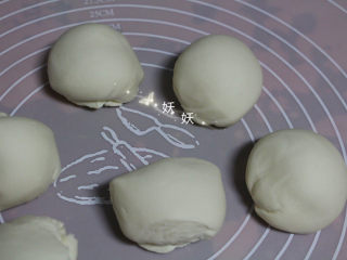 5、葱油烙饼,将面团分成几个小剂子。