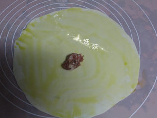 7、葱油烙饼,将油抹开，摊一小块肉馅上来，没有肉馅不要也可以。