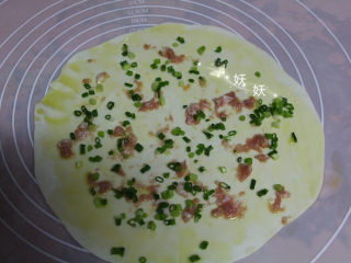 8、葱油烙饼,撒上葱，适量的盐，摊匀开来。