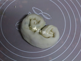 10、葱油烙饼,两端如图折起来。