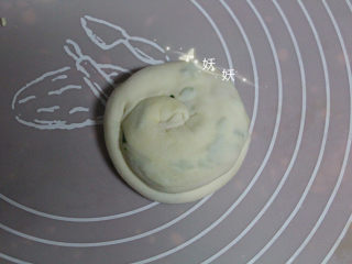 12、葱油烙饼,用掌心压一下。