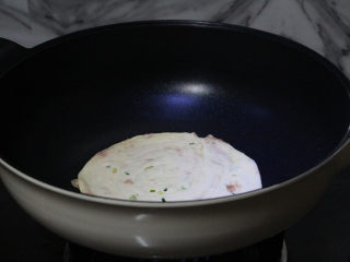 14、葱油烙饼,不粘锅烧热，无需放油，放一个面饼下去煎，火不要太大。