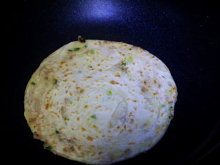 15、葱油烙饼,翻面，另外一面也煎好。