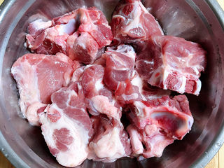 1、山药猪骨汤,准备好梅花猪骨。