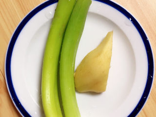 3、山药猪骨汤,准备好葱姜，切好待用。