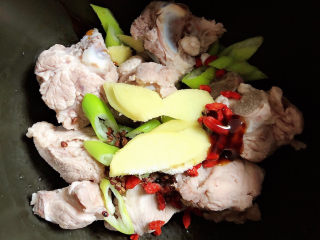 8、山药猪骨汤,将猪骨放入高压锅中，放入葱姜，枸杞子。