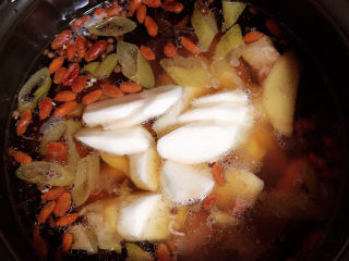 11、山药猪骨汤,放入山药，继续炖煮20分钟。