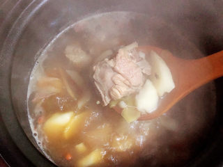 12、山药猪骨汤,汤熬好了。