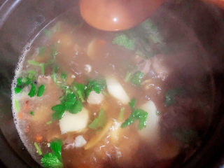 13、山药猪骨汤,撒上香菜末，出锅喽！