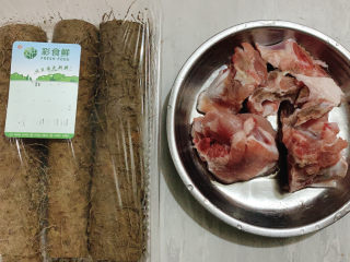 1、山药猪骨汤,主要食材如图所示示意，猪骨和山药～