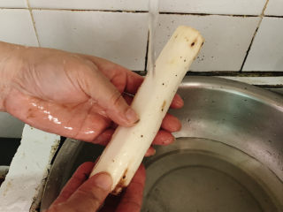 3、山药猪骨汤,冲洗干净。清理时记得带上手套，不然山药黏液接触皮肤，容易产生皮肤瘙痒等症状。