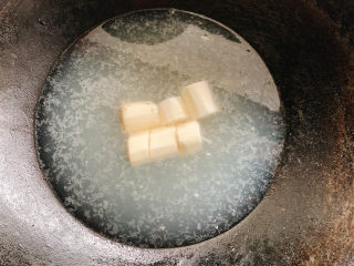 5、山药猪骨汤,入锅中汆烫一下