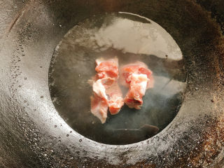 6、山药猪骨汤,猪骨洗净切块，也入水中汆烫。