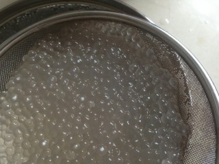 4、牛奶芒果西米露,再重复这个步骤一次，煮好的西米已经呈完全透明状了，西米不宜久煮，就采用焖熟的方式，再用凉开水冲洗两次备用。