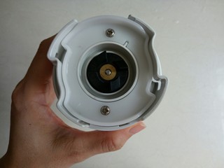 6、牛奶芒果西米露,把盖子拧紧。