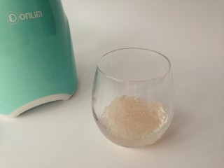 9、牛奶芒果西米露,杯子里先装入大概一半的西米。