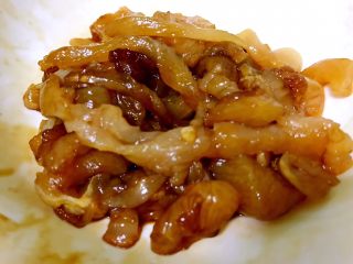 4、意大利面原来可以这样做,简单、营养、美味,煮面条的时候鸡肉切条加老抽码味。