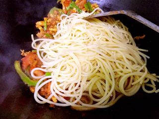 10、意大利面原来可以这样做,简单、营养、美味,加入意大利面,放五香粉、盐,搅拌均匀,关火,加入生菜。