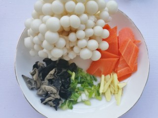 2、丝瓜木耳菌菇汤,胡萝卜去皮切菱形，白玉菇盐水洗净，葱切末，姜切丝。