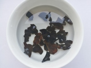 3、丝瓜木耳菌菇汤,木耳泡发洗净。