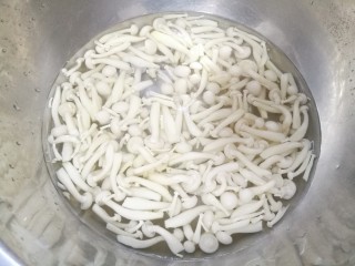 4、丝瓜木耳菌菇汤,白玉菇盐水浸泡洗净。