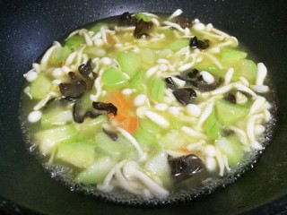 9、丝瓜木耳菌菇汤,加一大碗水煮开。