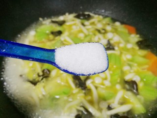 10、丝瓜木耳菌菇汤,加适量盐，几滴香油煮开。