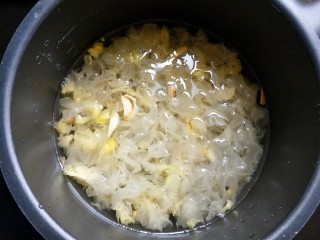 5、绿豆百合银耳羹,百合，绿豆，银耳洗净，加适量的清水，放入电压力锅中