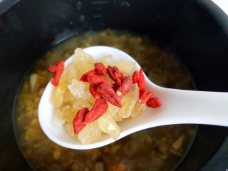 7、绿豆百合银耳羹,40分钟后，银耳羹煮好，放冰糖，枸杞。