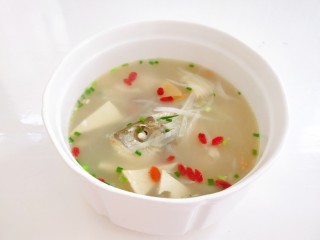 1、鲫鱼萝卜丝汤,鲫鱼萝卜丝炒