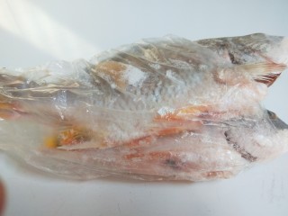 2、鲫鱼萝卜丝汤,深海鲫鱼两个冻一起了，提前解冻。