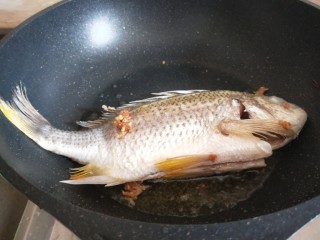 3、鲫鱼萝卜丝汤,锅中倒入少许油煎制两面上色。