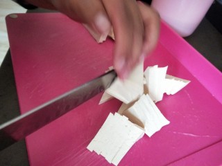 4、鲫鱼萝卜丝汤,切半块豆腐。