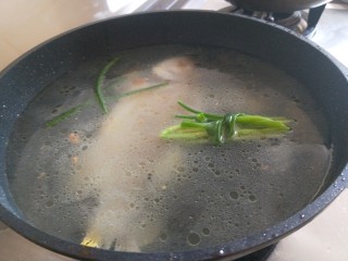 5、鲫鱼萝卜丝汤,放入冷水，加入两颗小葱卷成捆。