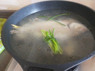 6、鲫鱼萝卜丝汤,放入姜片。