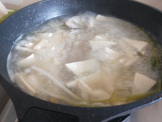 7、鲫鱼萝卜丝汤,倒入豆腐，白胡椒，料酒。