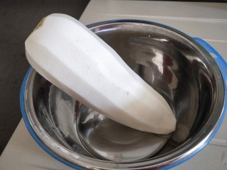 8、鲫鱼萝卜丝汤,白萝卜去皮洗干净。