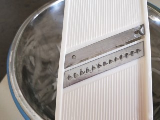 9、鲫鱼萝卜丝汤,用擦丝器擦丝。